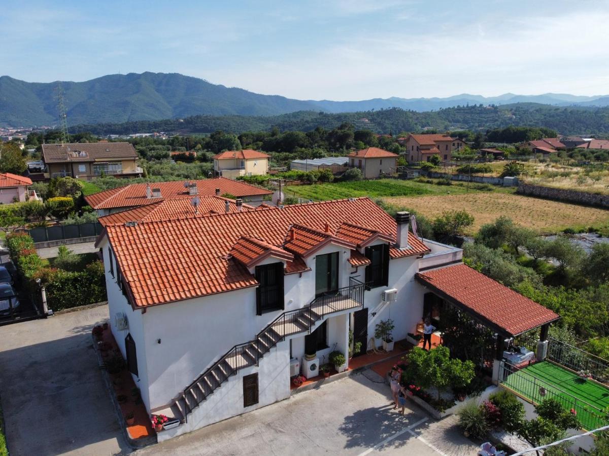 Villa Marco Aurelio Cisano sul Neva Luaran gambar
