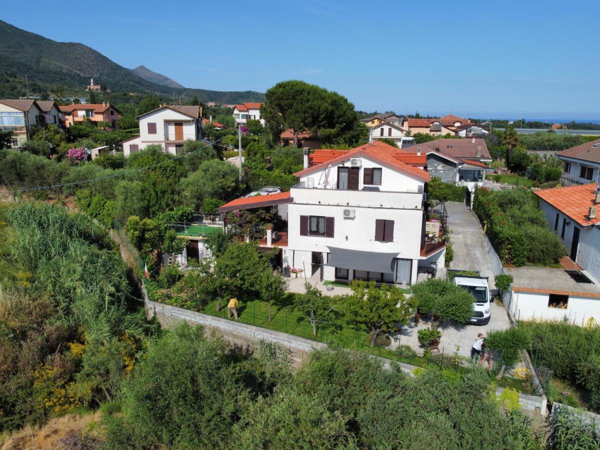 Villa Marco Aurelio Cisano sul Neva Luaran gambar